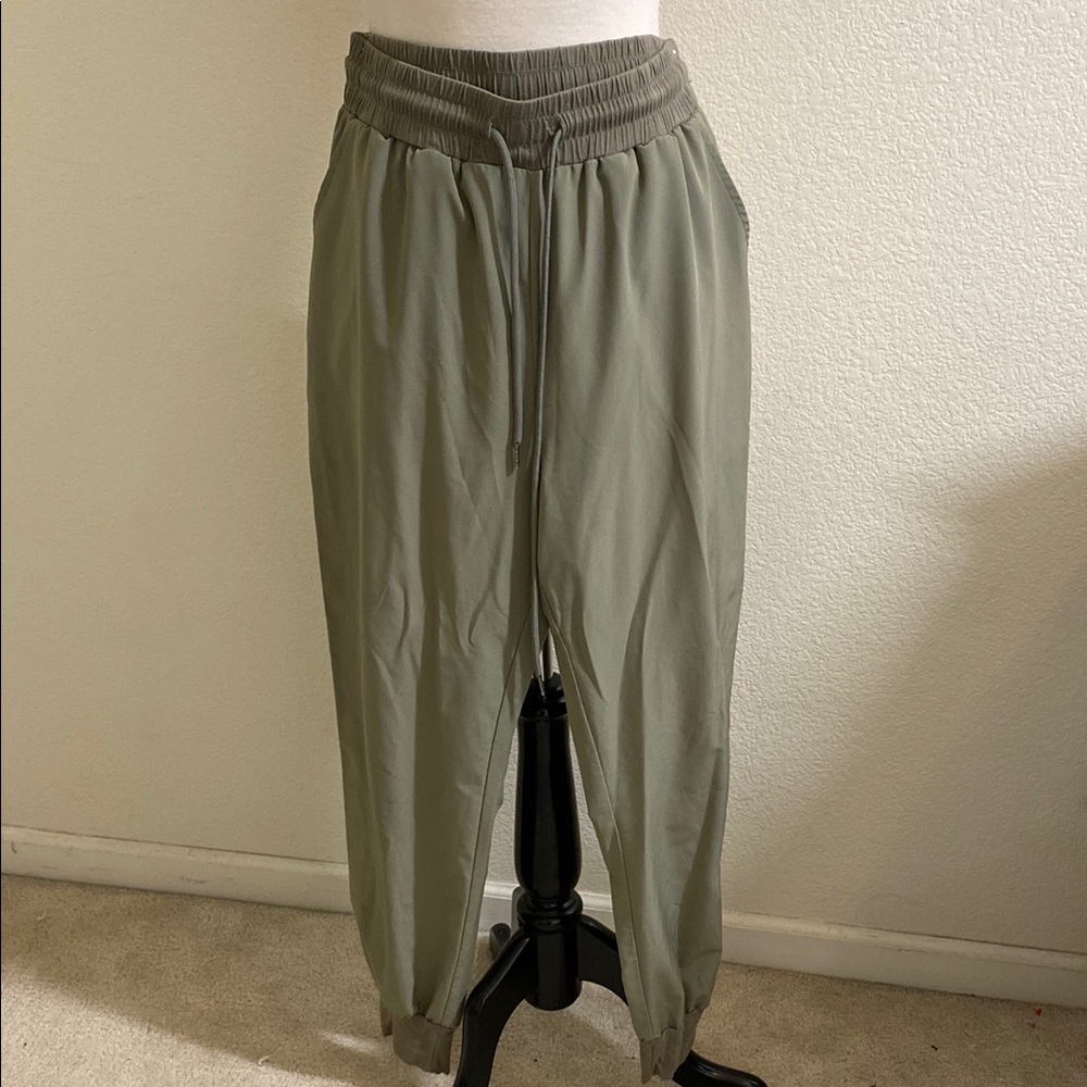 Green Sweatpants with Elastic Waistband and‎ Adjustable Drawstring